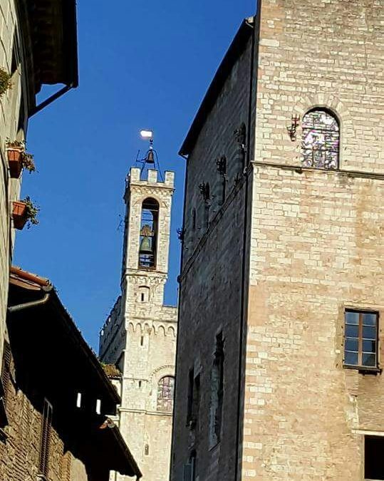 Riposizionata la bandierina sulla torretta del Palazzo dei Consoli