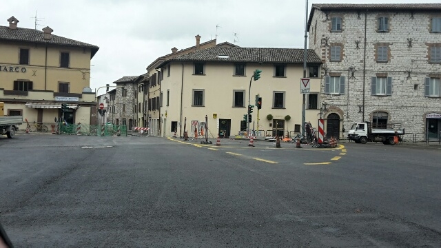 GIA’ DA OGGI IN FUNZIONE LA NUOVA ROTATORIA IN PIAZZA 40 MARTIRI CON LA CONCLUSIONE DEI LAVORI IN ANTICIPO SULLA TABELLA DI MARCIA