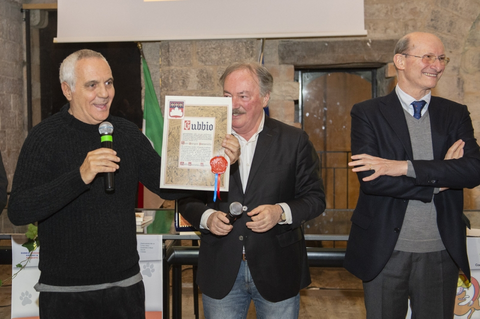 Prima edizione di grande successo per di Gubbio Dog Friend: Patente da Matto da parte del Maggio Eugubino a Giorgio Panariello