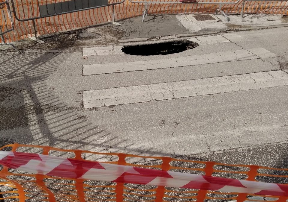 Voragine nei pressi di Porta Vittoria, nessun danno a persone o mezzi. Deviata la circolazione al momento