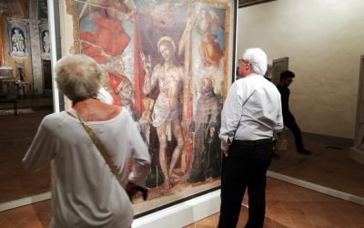 VITTORIO SGARBI VISITA IL GONFALONE DEL CORPUS DOMINI DI GUBBIO E LO COLLOCA TRA LE ATTIVITÀ DELLA BOTTEGA SANTI E DEL GIOVANE RAFFAELLO