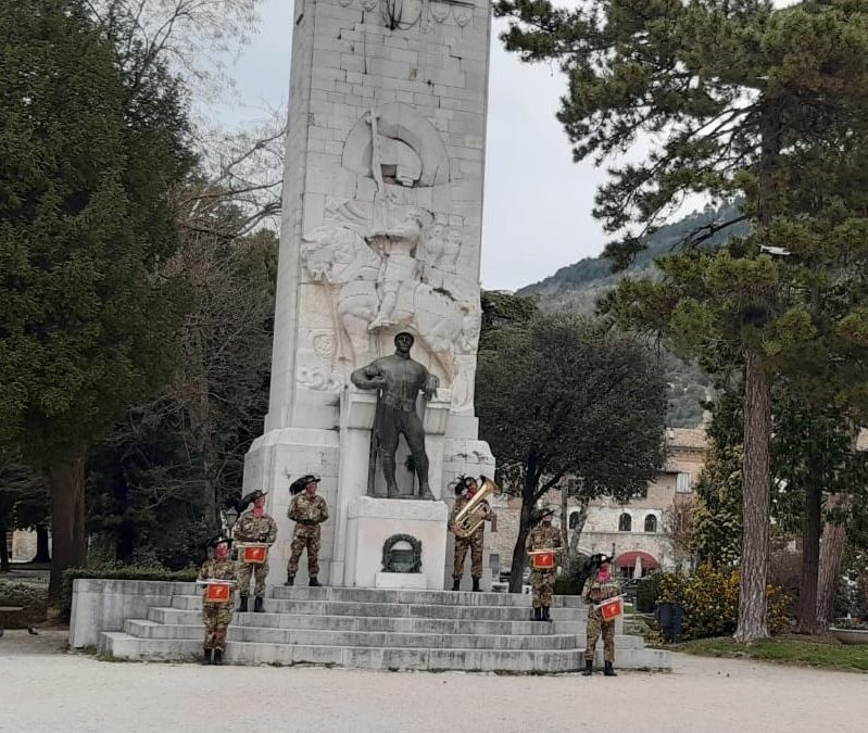 25 aprile 2021: omaggio dei Bersaglieri di Gubbio ai caduti