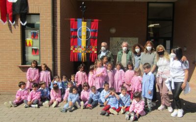 Il Maggio ospite della scuola di Semonte: l'importanza dell'imbandieramento e delle tradizioni