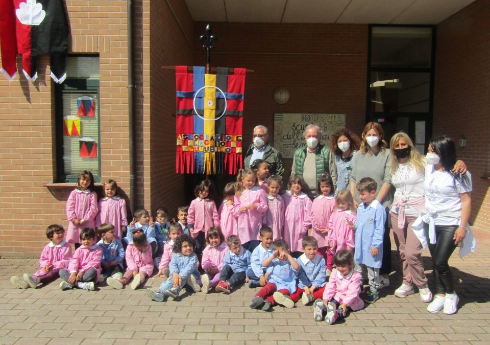 Il Maggio ospite della scuola di Semonte: l'importanza dell'imbandieramento e delle tradizioni