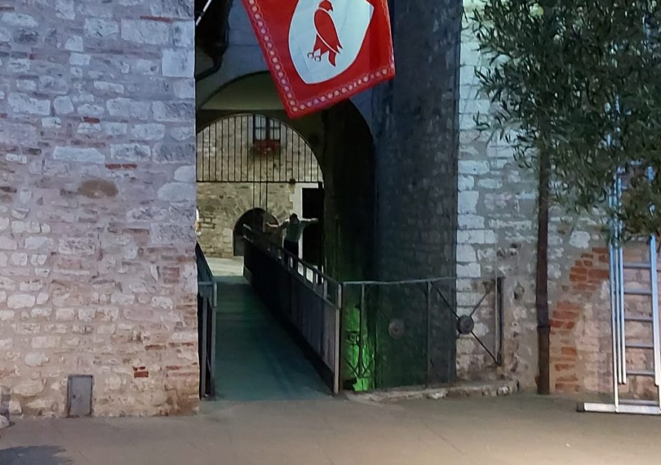 Anteprima del Progetto Imbandieramento Medievale: piazza San Giovanni si colora a festa
