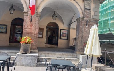 Vasi con fiori nella Piazzetta di Sant'Antonio