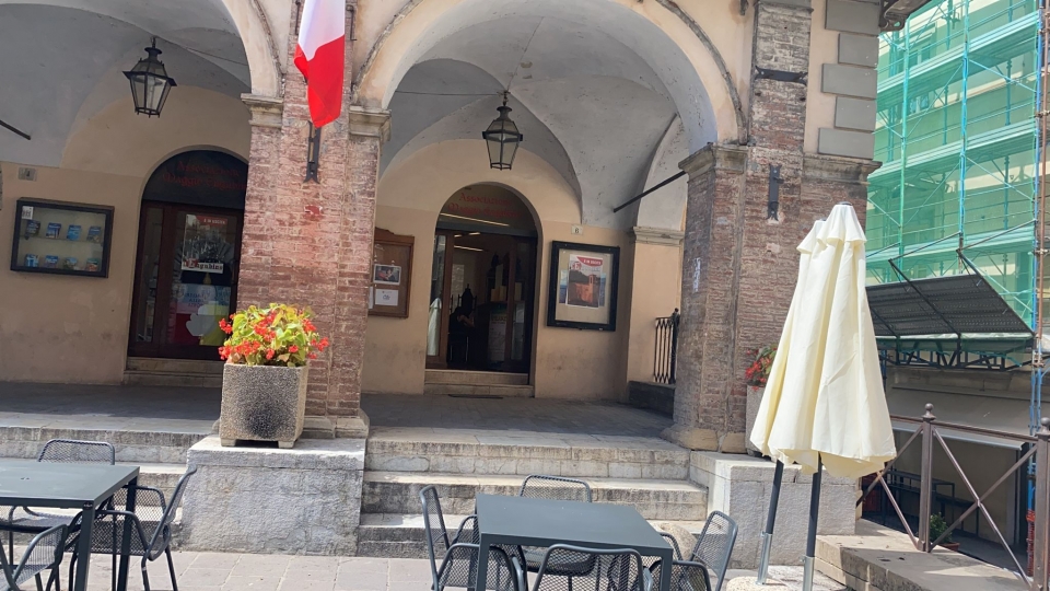 Vasi con fiori nella Piazzetta di Sant'Antonio