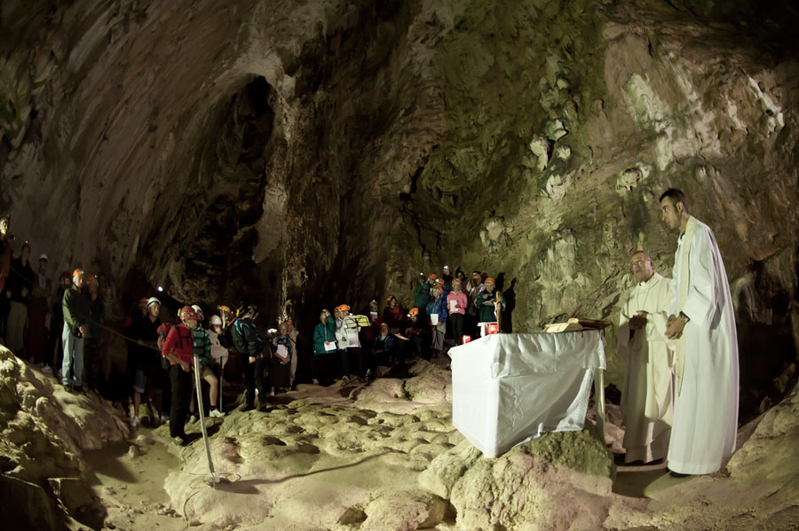 Messa nelle grotte del Cucco per celebrare San Benedetto, patrono degli speleologi