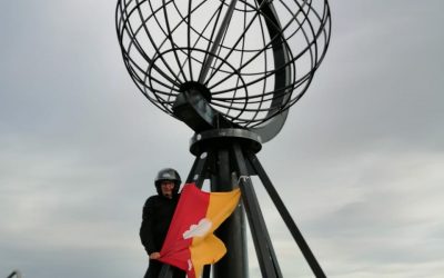 In Vespa in Lapponia da Babbo Natale e stendardo ceraiolo a Capo Nord. Patente da Matto Onorario meritata.