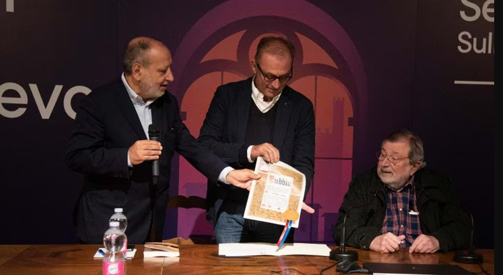 Il Maggio chiude il Festival del Medioevo con la “Patente” a Guccini